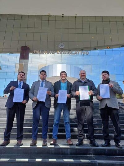 De izquierda a derecha los proponentes de la Declaración del Día Nacional del Ciudadano, los abogados Derlis Larrosa, Carlos María Aquino, Alan Espínola y los ingenieros, Juan García Miró y Juan Aurelio Bobadilla.