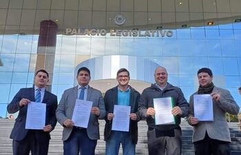 De izquierda a derecha los proponentes de la Declaración del Día Nacional del Ciudadano, los abogados Derlis Larrosa, Carlos María Aquino, Alan Espínola y los ingenieros, Juan García Miró y Juan Aurelio Bobadilla.