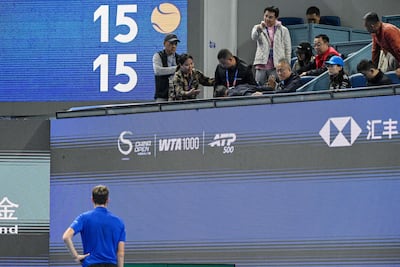 Daniil Medvedev observa al aficionado en el que dio su pelotazo y que le costó su descalificación en Pekín.