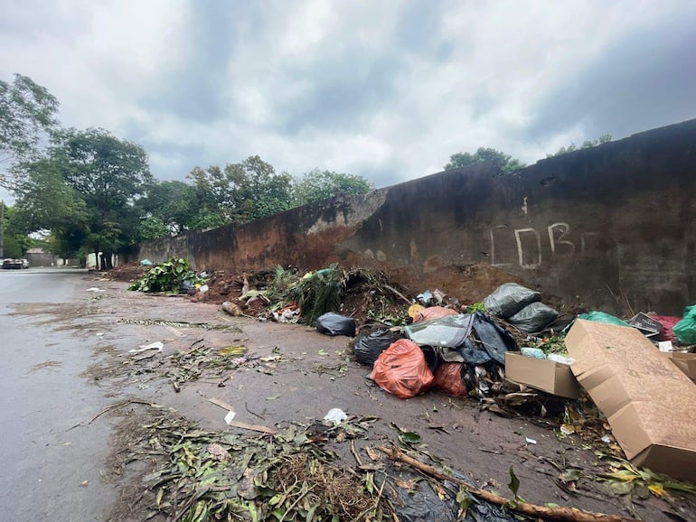 Desde Miami, Bello se jacta de Asunción “limpia”, mientras basurales se multiplican