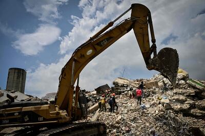 362
Maquinaria retira escombros de edificios derrumbados en el sector Caribe de Caraballeda, estado La Guaira, Venezuela, tras los fuertes terremotos que azotaron la región. Los sismos que sacudieron Venezuela el 24 de junio dejaron al menos 3.342 muertos, según informó el gobierno venezolano el 5 de julio. (Foto de MARTIN BERNETTI / AFP).