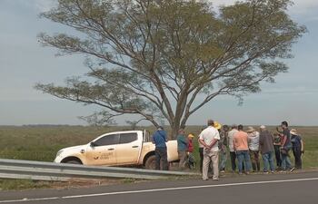 Funcionarios del Indert y de la Comisión de Reforma Agraria del Senado verifican en Potrero González la denuncia de excedentes de tierra.