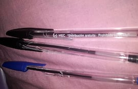 Estudiantes del Colegio Nacional de Lambaré reportaron que recibieron bolígrafos rotos en los kits escolares.