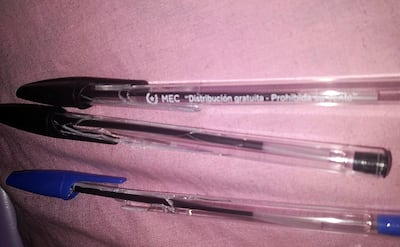 Estudiantes del Colegio Nacional de Lambaré reportaron que recibieron bolígrafos rotos en los kits escolares.