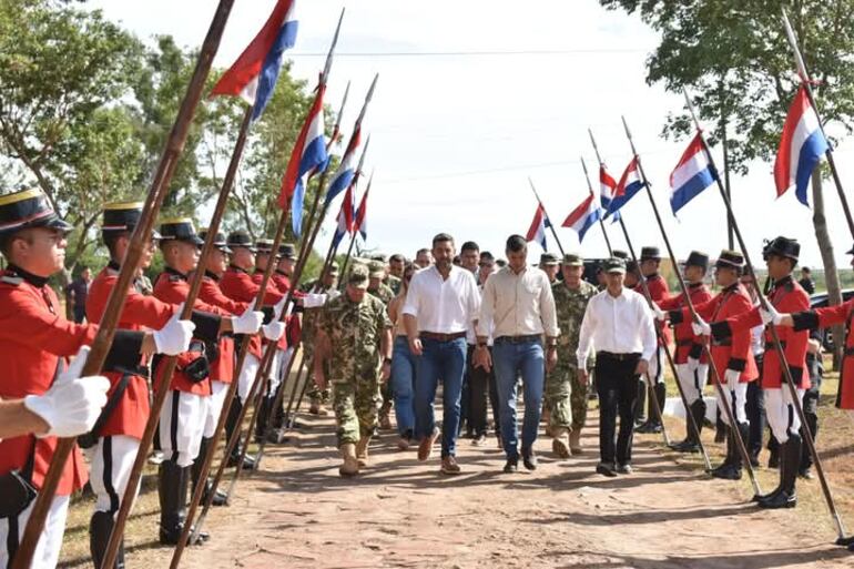 El pasado 19 de febrero el presidente de la República, Santiago Peña y el vicepresidente Pedro Alliana junto al ministro de defensa Gral (SR) Oscar González, visitaron la sede la Segunda Compañía de Fuerzas Especiales de la Fuerza de Tarea Conjunta del Sur, ubicado en el regimiento de Caballería RC2 de Pilar.