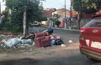Basural ubicado sobre Azara y Rodó, en pleno barrio Bernardino Caballero