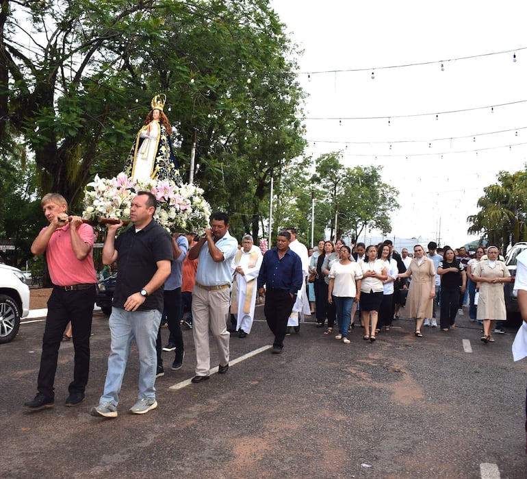 Los feligreses de Carapeguá rindieron homenaje a su santa patrona, la Inmaculada Concepción de María.