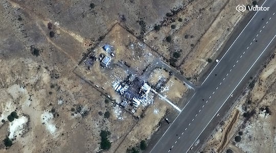 Imagen satelital proporcionada por Vantor muestra la base de drones destruida en Konarak, Irán, el 1 de marzo de 2026. Una operación militar conjunta estadounidense-israelí continuó en su segundo día desde que atacó múltiples lugares en todo Irán en las primeras horas del 28 de febrero de 2026, y luego Irán lanzó continuos ataques de represalia contra Israel y los estados del Golfo.