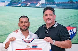 El técnico Felipe Ariel Giménez Miranda (44 años), con el presidente de Nacional, Enrique III Sánchez Ferreira (54).