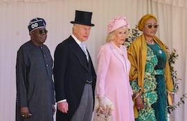 El rey Carlos III de Gran Bretaña y la reina Camila de Gran Bretaña posan junto al presidente de Nigeria, Bola Tinubu, y su esposa, Oluremi Tinubu, en el estrado durante una ceremonia de bienvenida en el patio del Castillo de Windsor, en el primer día de una visita de Estado de dos días al Reino Unido por parte del presidente de Nigeria. (Chris Jackson / POOL / AFP)