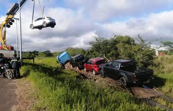 Tras el percance los automóviles fueron cargados en grúas.