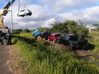Tras el percance los automóviles fueron cargados en grúas.