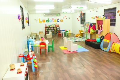 El espacio está diseñado para niños de primera infancia (de 0 a 6 años de edad) y está al servicio gratuito de lunes a viernes de 07:00 a 15:00.