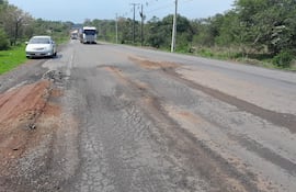 Baches, calzadas deterioradas y falta de mantenimiento caracterizan amplios tramos de la ruta PY01, cuya duplicación y mejoramiento se prevé concretar bajo la ley de alianza público-privada.