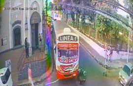 Colectivo de la línea 7 pierde freno y lleva por delante a un motociclista.