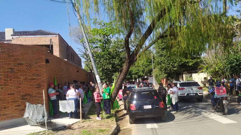 Sindicalistas y funcionarios de IPS a metros de la residencia de Santiago Peña.