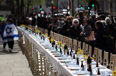 Vista de una mesa vacía para rendir homenaje a los rehenes israelíes de Gaza. Los israelíes celebran la Pascua judía, marcada por la ausencia de los rehenes.