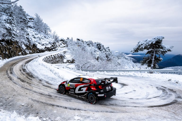 Un espectacular marco del Rally de Montecarlo con los ganadores.