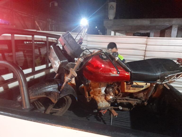 El motociclista murió tras caer y golpear la cabeza por el asfalto.