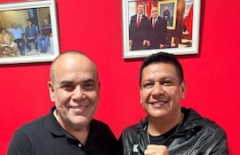 Claudio Samaniego, intendente de Nanawa, con Basilio Núñez.