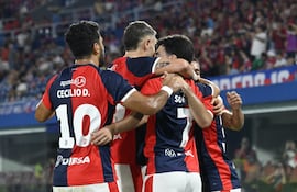 Los jugadores de Cerro Porteño van a celebrar junto a Ignacio Aliseda el tanto de apertura en el marcador, en el triunfo ante Sportivo 2 de Mayo, por la Fecha 15 del torneo Apertura 2026.