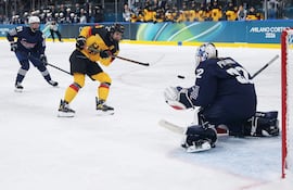 Laura Kluge (C) de Alemania intenta marcar un gol contra la portera francesa Alice Philbert (D) durante el partido de la ronda preliminar de hockey sobre hielo femenino entre Alemania y Francia en los Juegos Olímpicos de Invierno Milano Cortina 2026, en Milán, Italia, el 09 de febrero de 2026.