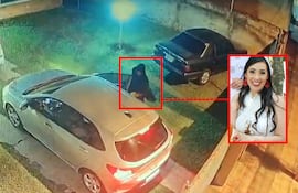 La imagen muestra un entorno exterior, probablemente un parqueo residencial, con al menos dos vehículos visibles: uno blanco en primer plano y otro negro en el fondo. En la escena, se observa a una persona que parece estar saliendo del coche blanco, con una postura que sugiere que está en movimiento o a punto de realizar una acción. Su vestimenta es oscura y no se puede identificar claramente su rostro.
No hay identificadores claros de equipos de fútbol, como escudos o camisetas, en la imagen. El ambiente es iluminado por una luz azul, que sugiere que es de noche.
No se pueden ver otros elementos contextuales noticiosos ni texto visible. La presencia de una figura pública es incierta, pero la imagen contiene un recuadro que parece destacar el rostro de una mujer, aunque no se puede determinar quién es.