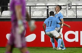 El delantero argentino de Sporting Cristal, Santiago González (#07, , celebra tras anotar el primer gol de su equipo durante el partido de fútbol de la fase de grupos de la Copa Libertadores entre el Sporting Cristal de Perú y el Junior de Colombia, en el estadio Alejandro Villanueva de Lima.