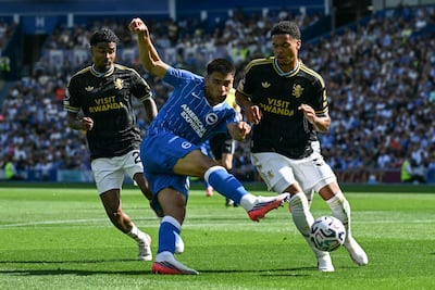 Remate del mundialista paraguayo Diego Alexander Gómez Amarilla (23 años), en la victoria del Brighton sobre Aston Villa 4-0, por la primera fecha de la Premier League 2026/27.