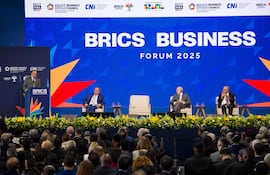 El primer ministro de Malasia, Anwar Ibrahim (izq.), habla junto al presidente de la Conferencia Industrial Brasileña, Ricardo Alban (2-izq.), el presidente de Brasil, Luiz Inácio Lula da Silva (3-izq.), y el vicepresidente y ministro de Industria y Comercio de Brasil, Geraldo Alckmin, durante el Foro Empresarial BRICS en Río de Janeiro, Brasil, el 5 de julio de 2025.