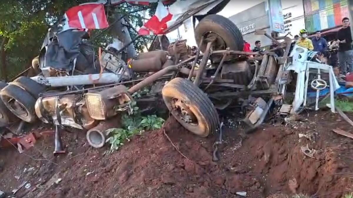 Aparatoso vuelco de camión deja un saldo fatal en el Este