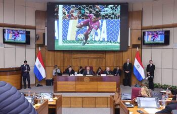 El futbolista Orlando Gill fue destacado en la Cámara de Senadores.