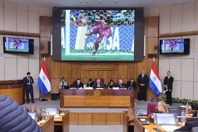 El futbolista Orlando Gill fue destacado en la Cámara de Senadores.