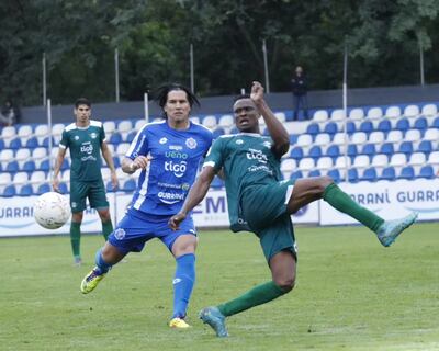 Disputa entre el experimentado atacante del "12", Guillermo Beltrán y Darlignthon Okirika. (Foto: APF)