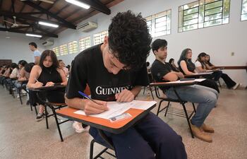 Examen de postulantes para acceder a las Becas del Gobierno, en la Facultad de Ingeniería de la UNA (FIUNA), una de las sedes donde se tomaron las pruebas.