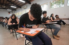 Examen de postulantes para acceder a las Becas del Gobierno, en la Facultad de Ingeniería de la UNA (FIUNA), una de las sedes donde se tomaron las pruebas.