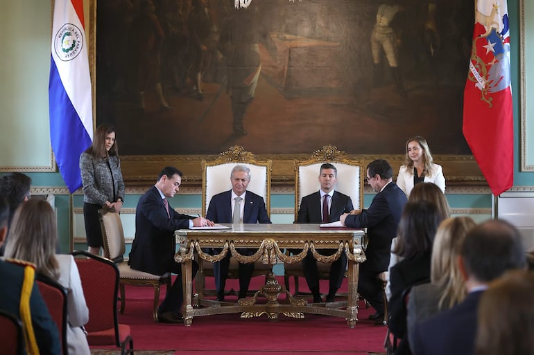 De izquierda a derecha el canciller de Paraguay, Rubén Ramírez, el presidente de Chile, José Antonio Kast, el presidente de Paraguay, Santiago Peña y el canciller de Chile, Francisco Pérez, firman acuerdos de cooperación este miércoles en Asunción (Paraguay). EFE/ Juan Pablo Pino