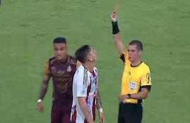 El árbitro Andrés Rojas expulsa con roja directa al paraguayo Guillermo Paiva, futbolista de Junior de Barranquilla, en el partido de vuelta de la final ante Deportes Tolima por el torneo Finalización 2025 de Colombia.
