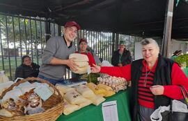 Venden 200 kilos de queso en 25 minutos en la Feria de la Agricultura Familiar.