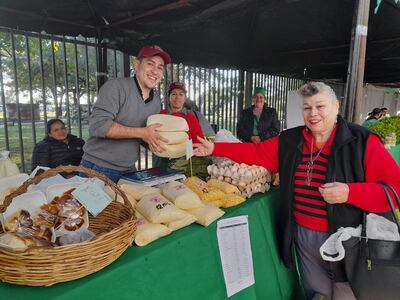 Venden 200 kilos de queso en 25 minutos en la Feria de la Agricultura Familiar.