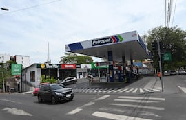 Estación de servicio ubicada sobre General Santos y Cerro Corá, una de las últimas habilitadas por el esintendente Óscar "Nenecho" Rodríguez (ANR-HC).