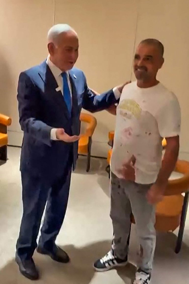 Esta captura de pantalla, tomada de un video difundido por la Oficina del Primer Ministro de Israel, muestra al primer ministro israelí, Benjamin Netanyahu (izquierda), reuniéndose con un hombre llamado Yaniv —descrito como uno de los pasajeros que lograron irrumpir en la cabina de mando del avión de Flydubai— en el aeropuerto Ben Gurion de Israel, en Lod, el 30 de septiembre de 2026.