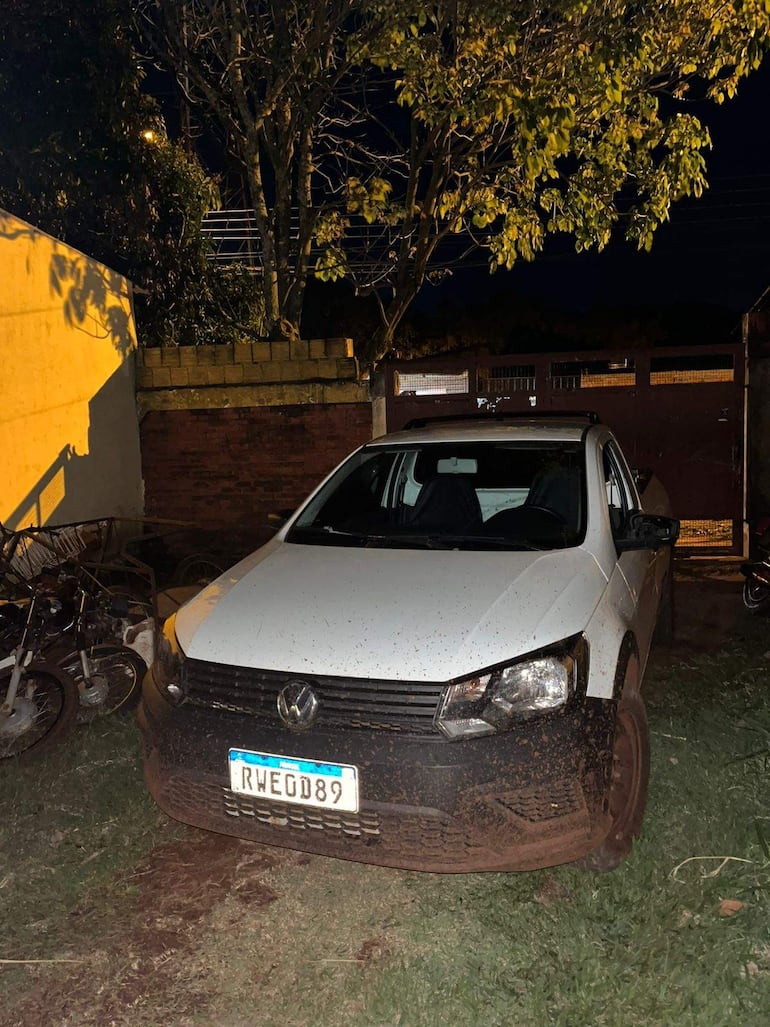 El automóvil en el que eran transportados los celulares indocumentados en Pedro Juan Caballero, también fue incautado.