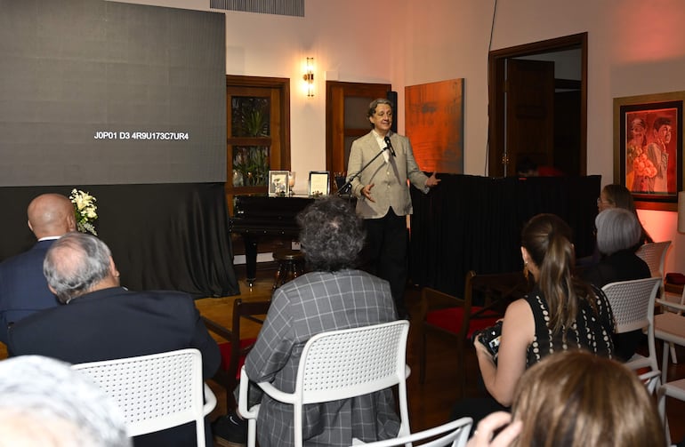 Solano Benítez realizó la presentación en la Residencia de la Embajada de Francia, donde mostró algunas imágenes del proyecto.