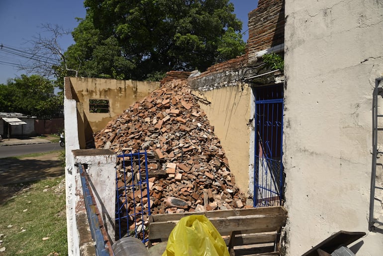 Escombros acumulados en un sector, por ahora clausurado, en la escuela.