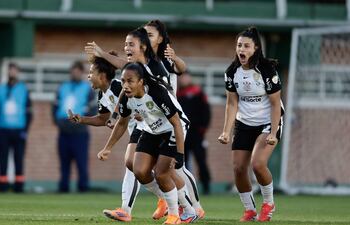 Celebración de las jugadoras de Corinthians tras la victoria en penales sobre Deportivo Cali, en la Libertadores desarrollada en Argentina.