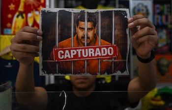 - Un hombre muestra una imagen alterada digitalmente del derrocado presidente venezolano Nicolás Maduro antes de imprimirla en una camiseta a la venta, tras su detención.