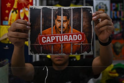- Un hombre muestra una imagen alterada digitalmente del derrocado presidente venezolano Nicolás Maduro antes de imprimirla en una camiseta a la venta, tras su detención.
