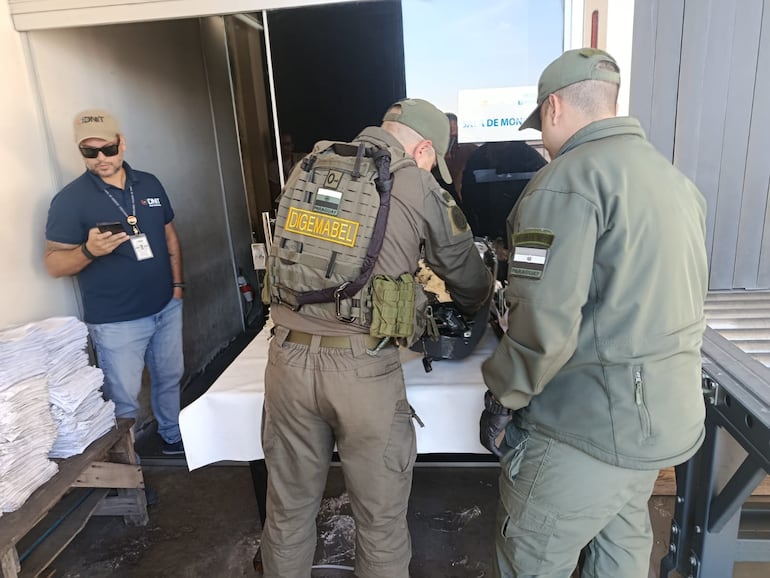 Especialistas de la Dirección General de Material Bélico (DIGEMABEL) realizaron los controles en que se detectaron los accesorios.