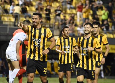 Walter González celebra luego de marcar el tercer tanto del aurinegro frente a Nacional